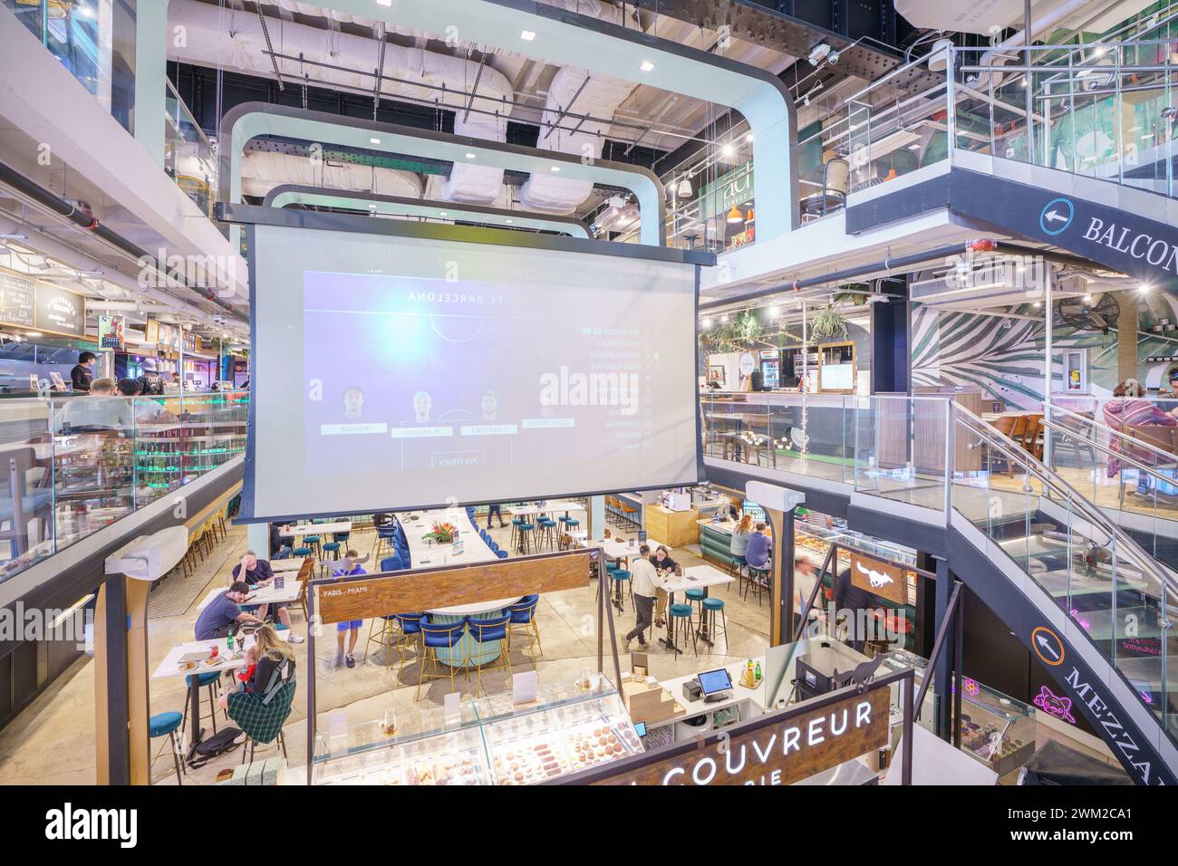 Miami, FL, USA - 21. Februar 2024: Innenfoto Eatery Downtown Julia und Henrys Miami, eine 3-stöckige Gastronomie Stockfoto