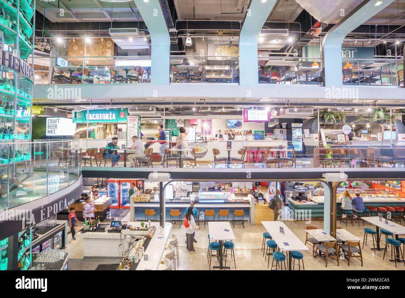 Miami, FL, USA - 21. Februar 2024: Innenfoto Eatery Downtown Julia und Henrys Miami, eine 3-stöckige Gastronomie Stockfoto