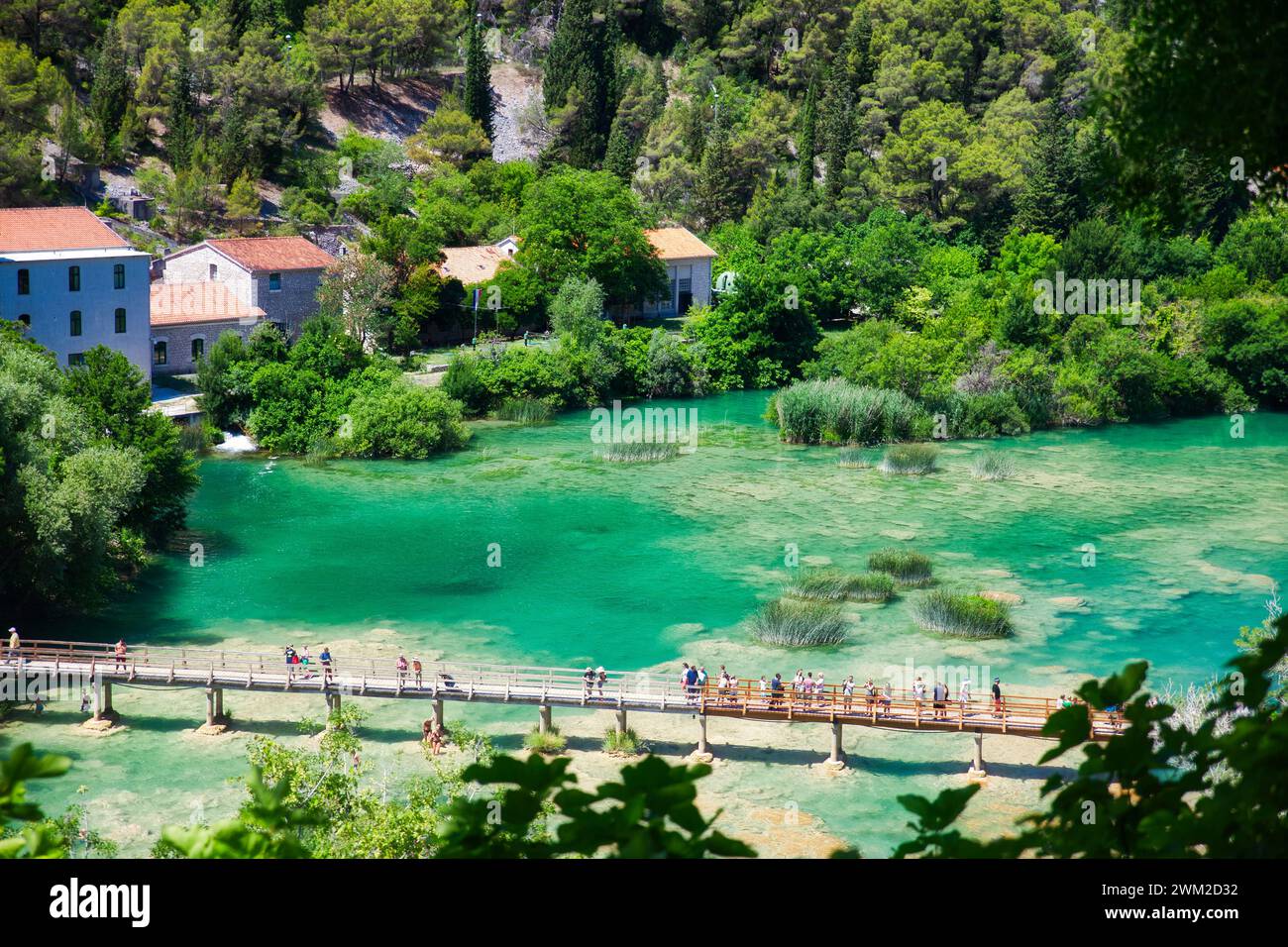 Haus und Brücke auf dem See im krka Nationalpark Stockfoto