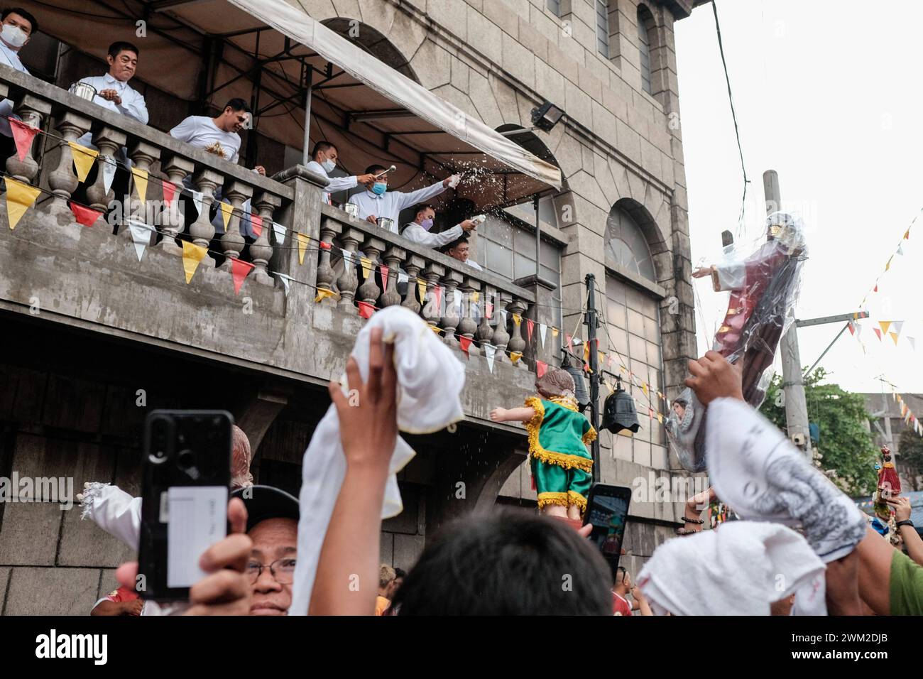 Das jährliche fest des Jesuskindes in Manila wurde am 21. Januar 2024 von tausenden katholischen Gläubigen gefeiert. Organisiert vom Sto. Die Kirche Nino de Tondo in Tondo, Manila, Philippinen, nahmen an der Prozession Teil, sangen und stellten ihre Statue des Jesuskindes auf, um während der Feier alle drei Januarwochen mit dem heiligen Wasser gesegnet zu werden. Sto. Nino gilt als eines der ältesten Artefakte des Katholizismus auf den Philippinen. Der Geschichte nach brachte Ferdinand Magellan eine große Anzahl von Bildern von Sp Stockfoto