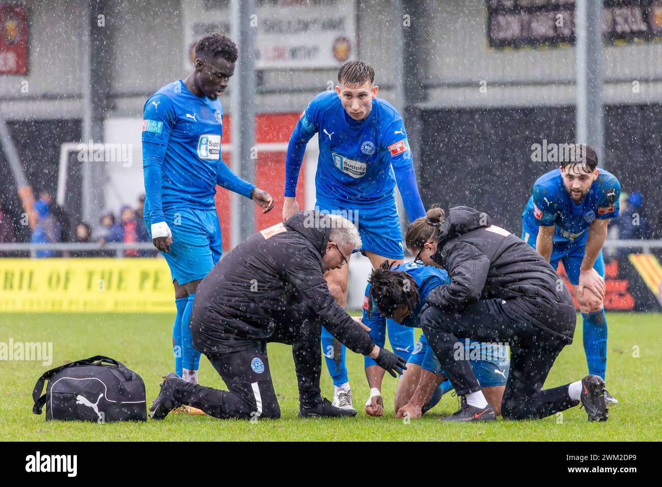 Der Fußballspieler Djavan Pedro liegt im Broadhurst Park verletzt, als der Sportphysio Carl Rutter dabei ist Stockfoto Der Fußballspieler Djavan Pedro liegt im Broadhurst Park verletzt, als der Sportphysio Carl Rutter dabei ist Stockfoto