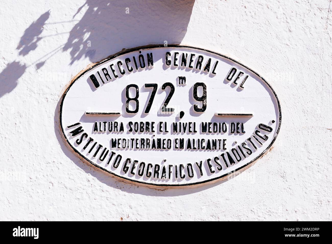 Schild, das die Höhe des Bahnhofs anzeigt. Bahnhof Mave. Santa María de Mave, Aguilar de Campoo, Palencia, Castilla y León, Sp Stockfoto