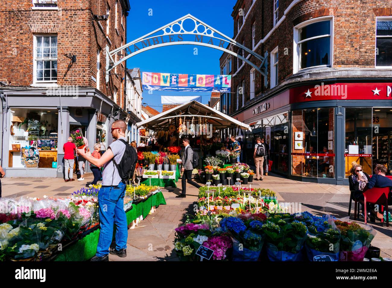 Eintritt zum Shambles Market, Schild mit Metallbogen. York, North Yorkshire, Yorkshire und The Humber, England, Vereinigtes Königreich, Europa Stockfoto