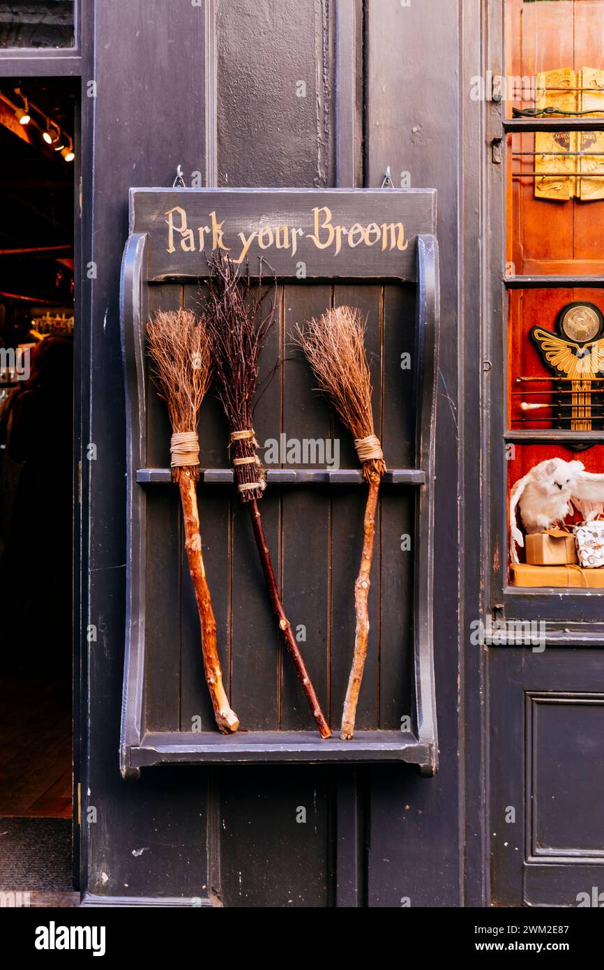 „Parken Sie Ihren Besen“ vor der Fassade von „The Shop that not be named“. Das Chaos. York, North Yorkshire, Yorkshire und The Humber, England, Stockfoto