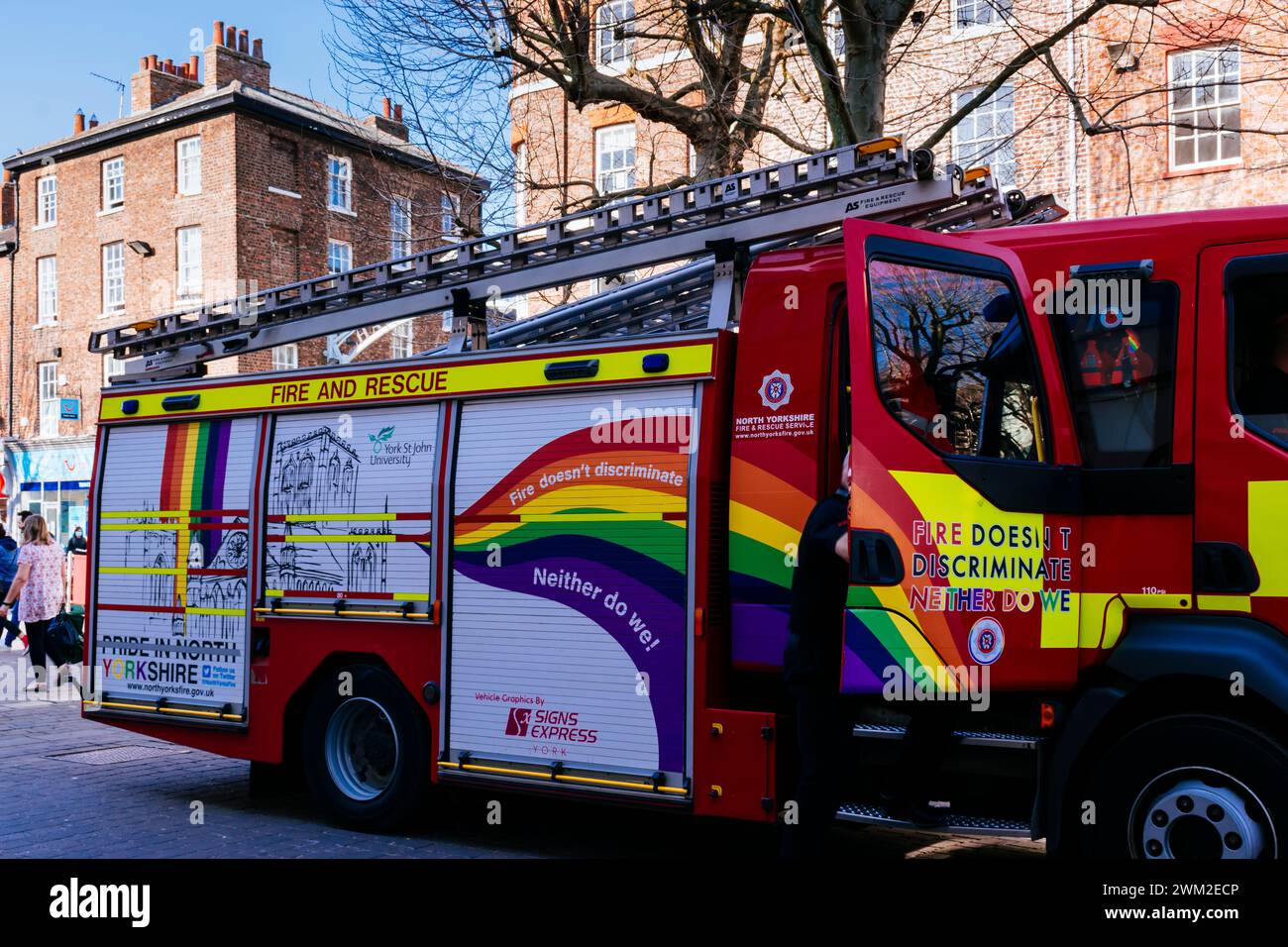 Feuerwehrauto lackiert zur Unterstützung von Yorkshire Pride. York, North Yorkshire, Yorkshire und The Humber, England, Vereinigtes Königreich, Europa Stockfoto