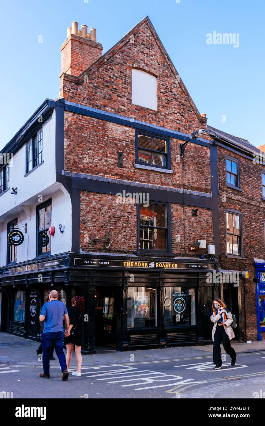 The York Roast Co, berühmtes traditionelles britisches Restaurant. Touristen und Besucher auf der Low Petergate Street. York, North Yorkshire, Yorkshire und die Stockfoto