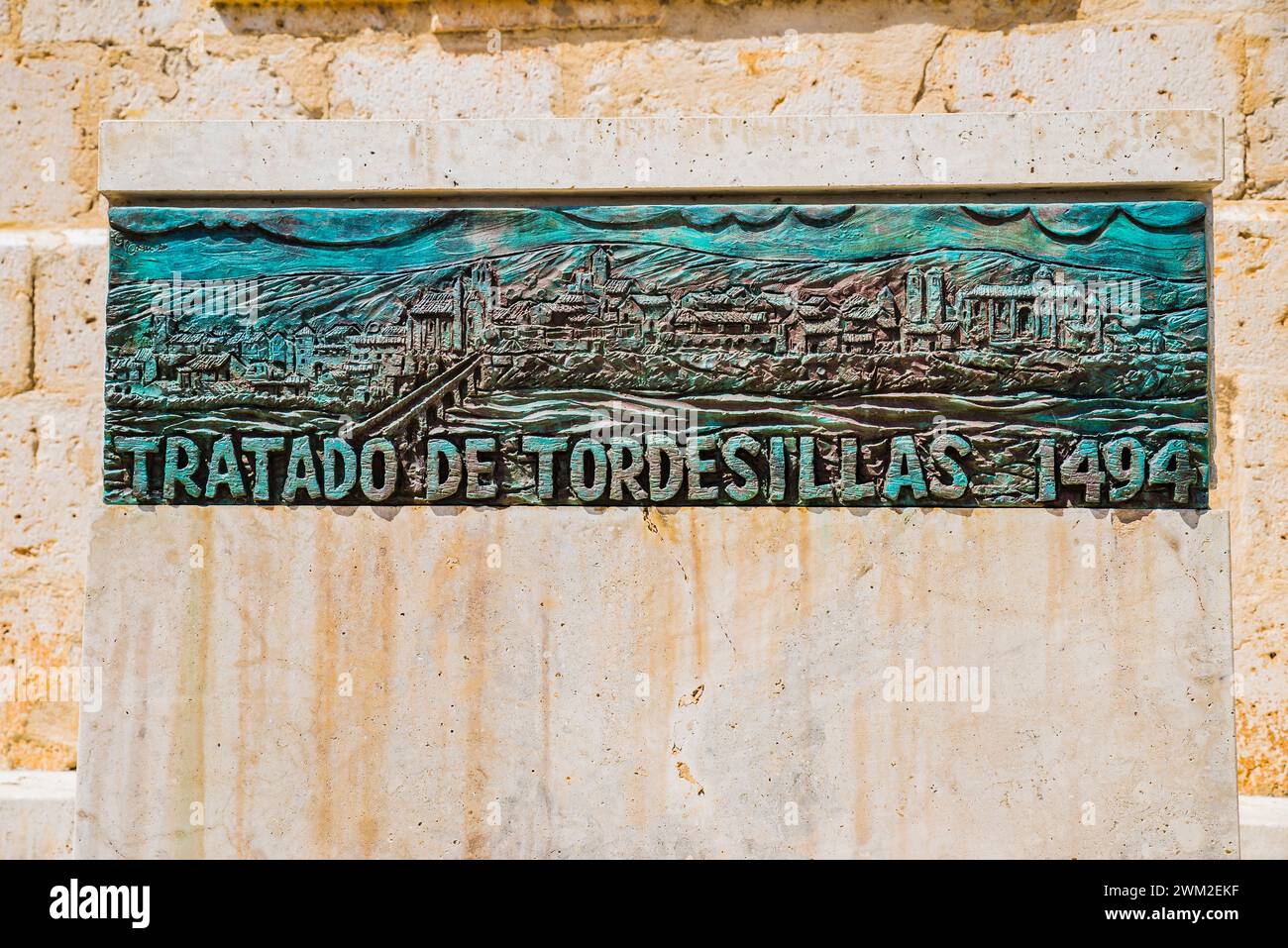 Bronzetafel zum Gedenken an den Vertrag von Tordesillas anlässlich des 500. Jahrestages seiner Unterzeichnung. Casas del Tratado de Tordesillas - Häuser von Tre Stockfoto