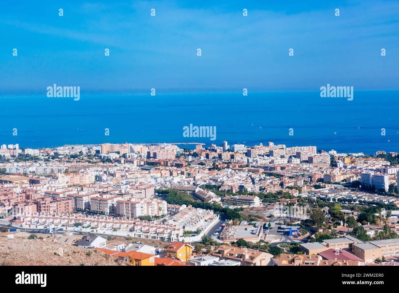 Benalmadena Costa vom Aussichtspunkt Monte Calamorro aus gesehen. Benalmádena, Málaga, Andalucía, Spanien, Europa Stockfoto