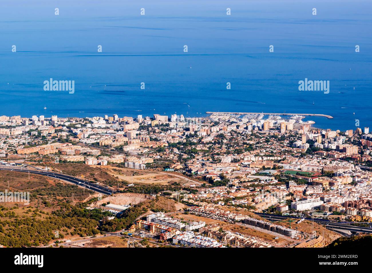 Benalmadena Costa vom Aussichtspunkt Monte Calamorro aus gesehen. Benalmádena, Málaga, Andalucía, Spanien, Europa Stockfoto