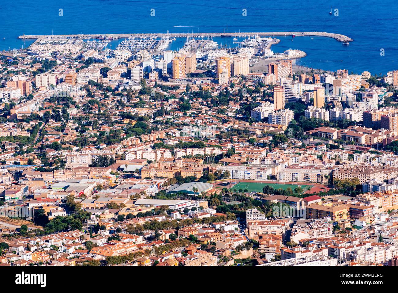 Benalmadena Costa vom Aussichtspunkt Monte Calamorro aus gesehen. Benalmádena, Málaga, Andalucía, Spanien, Europa Stockfoto