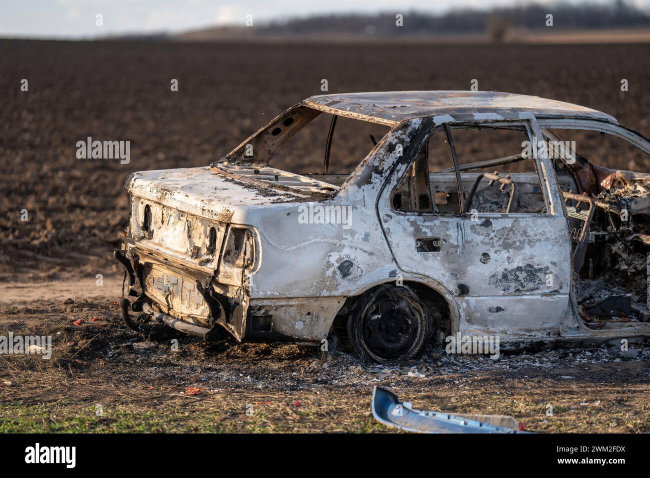 Ein ausgebranntes Auto. Verbranntes Auto auf dem Feld. Fahrzeugbrand, Fahrzeugbrand aufgrund eines Kurzschlusses. Absichtliche Brandstiftung des gestohlenen Autos. Ein Fahrzeug wurde im fi beschädigt Stockfoto