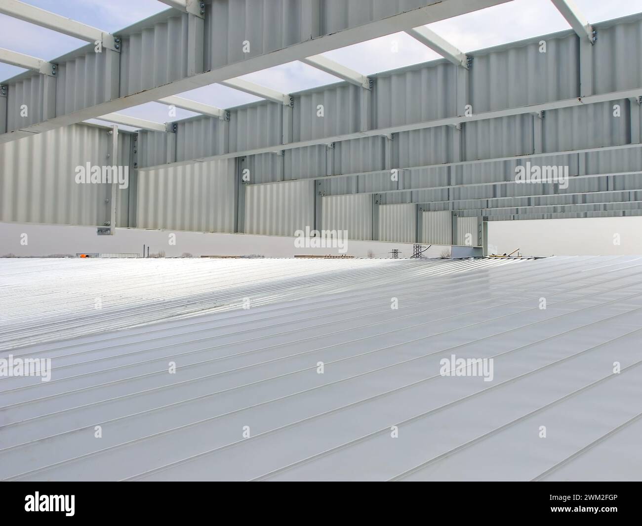 Die SIN-Balkenstruktur eines modernen Lagerhauses im Bau. Metallrahmen weiß lackiert Stockfoto