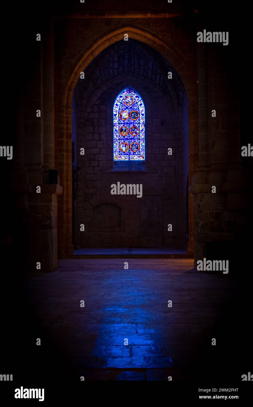 Vertikale Aufnahme eines Fensters der Kirche der Abtei Fontfroide in Frankreich. Fotografiert innen ohne Leute Stockfoto