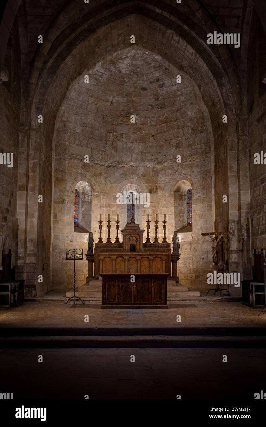 Vertikale Aufnahme des Kirchenaltars der Abtei Fontfroide in Frankreich. Fotografiert innen ohne Leute Stockfoto