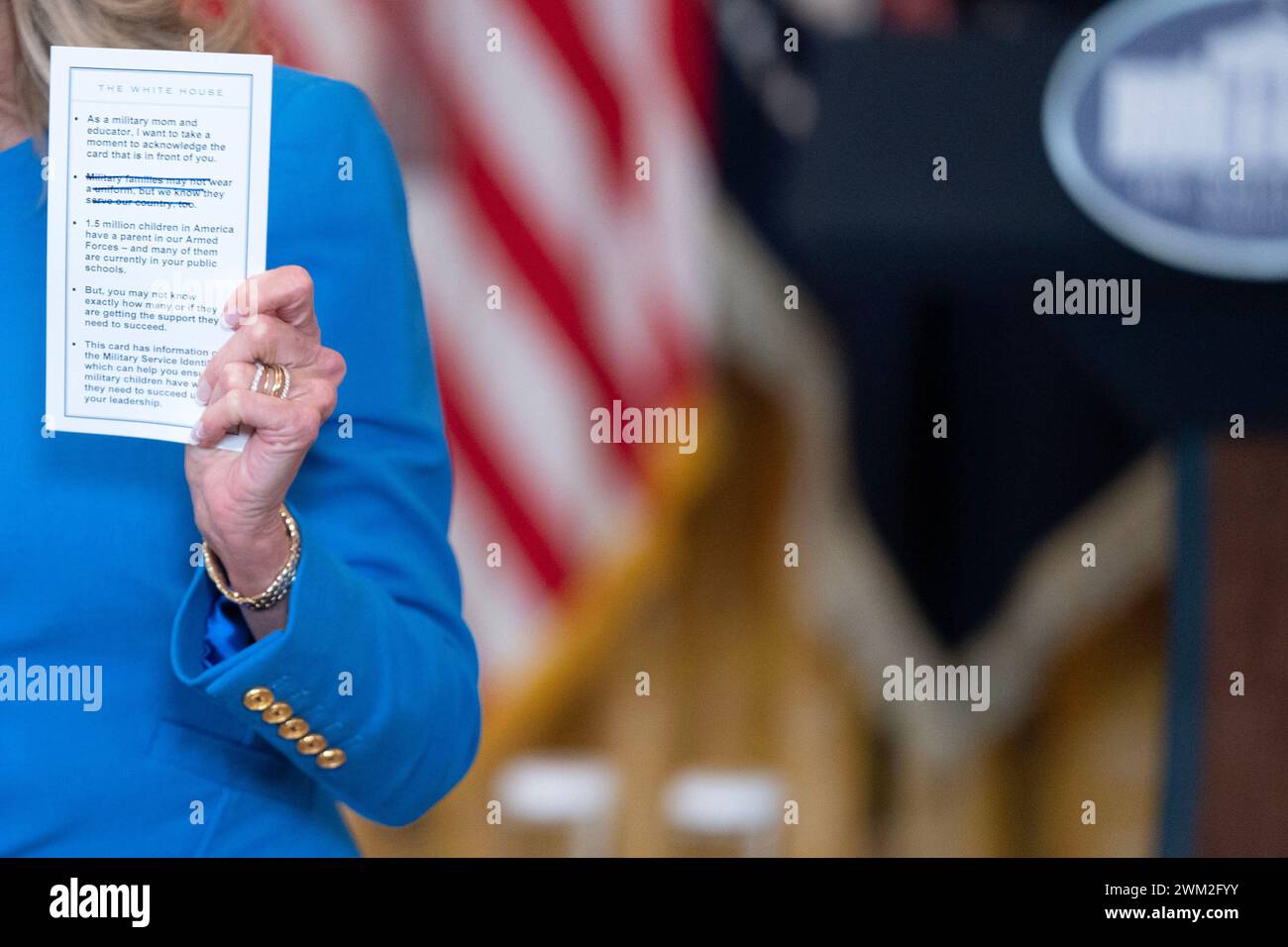 Washington, USA. Februar 2024. First Lady Dr. Jill Biden hält während des Wintertreffens der National Governors Association am Freitag, den 23. Februar 2024, im East Room des Weißen Hauses. Die Biden-Regierung kündigte am 21. Februar an, dass etwa 150.000 Kreditnehmer im Rahmen des einkommensorientierten Rückzahlungsprogramms SAVE insgesamt 1,2 Milliarden Dollar an Schuldenschulden erhalten werden. Fotograf: Leigh Vogel/Pool/SIPA USA Credit: SIPA USA/Alamy Live News Stockfoto