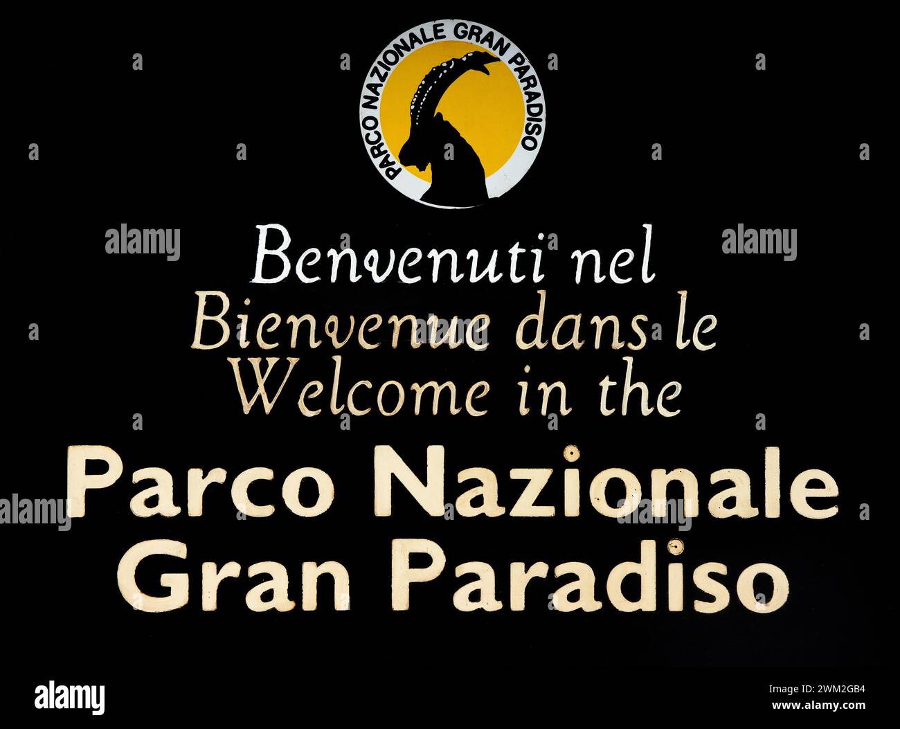 Wooden begrüßen Board mit Logo des Nationalparks Gran Paradiso in den Graian Alpen, Italien Stockfoto
