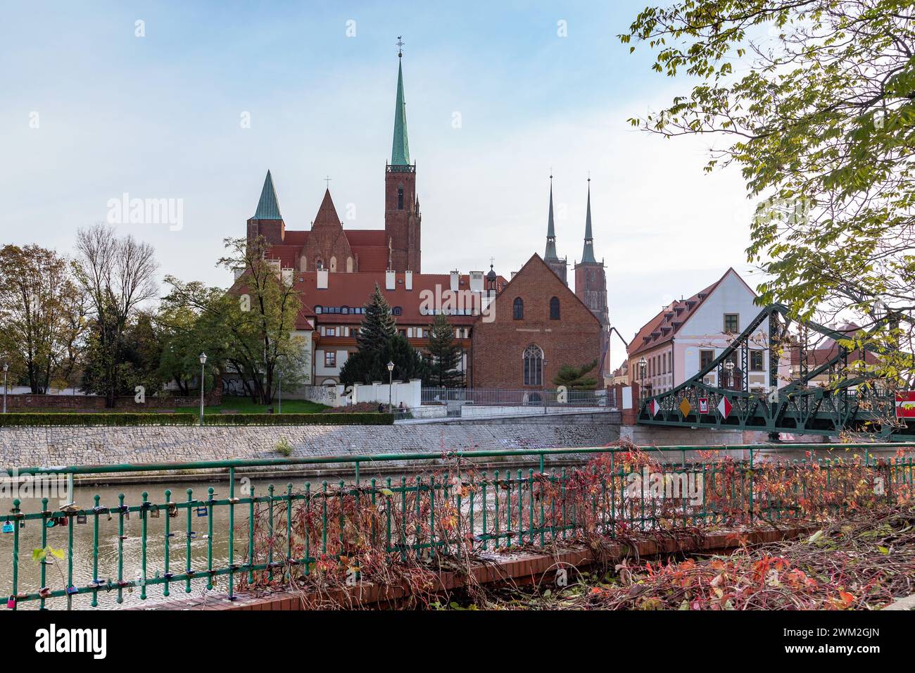 BRESLAU, POLEN - 4. NOVEMBER 2023: Dies ist ein Blick auf die Kirchtürme auf der Tumski-Insel vom Peter-Wlastowitsch-Boulevard. Stockfoto