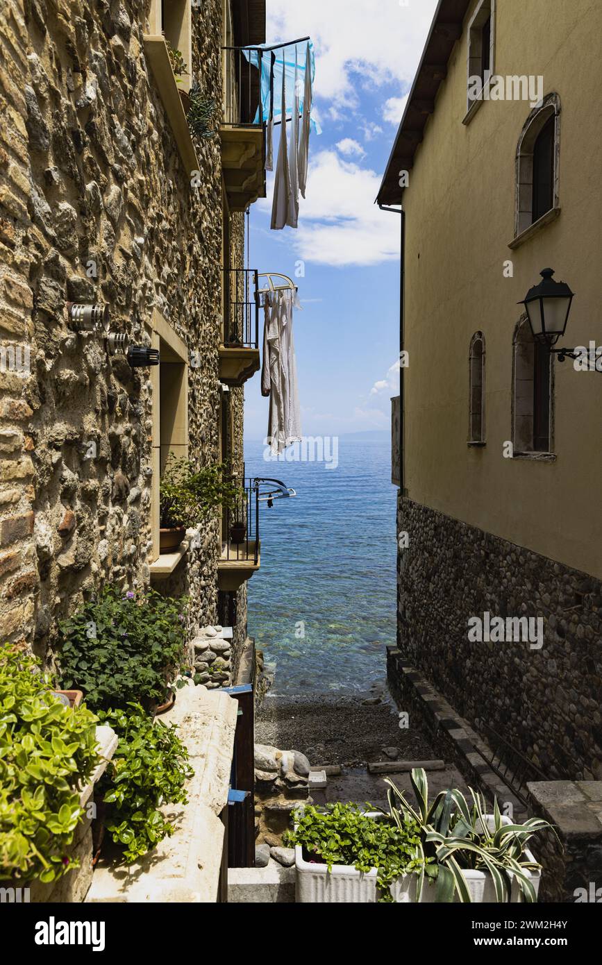 Kleidung hängt in der Sonne in Chianalea - Scilla Stockfoto