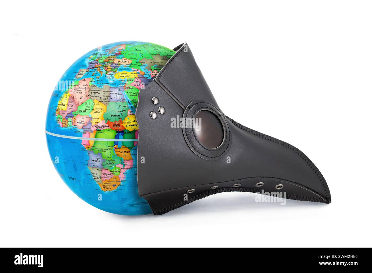 Erdkugel mit Pestmaske Europa und Afrika: Epidemiekonzept. Die Pestmaske symbolisiert Epidemie und Tod. Stockfoto