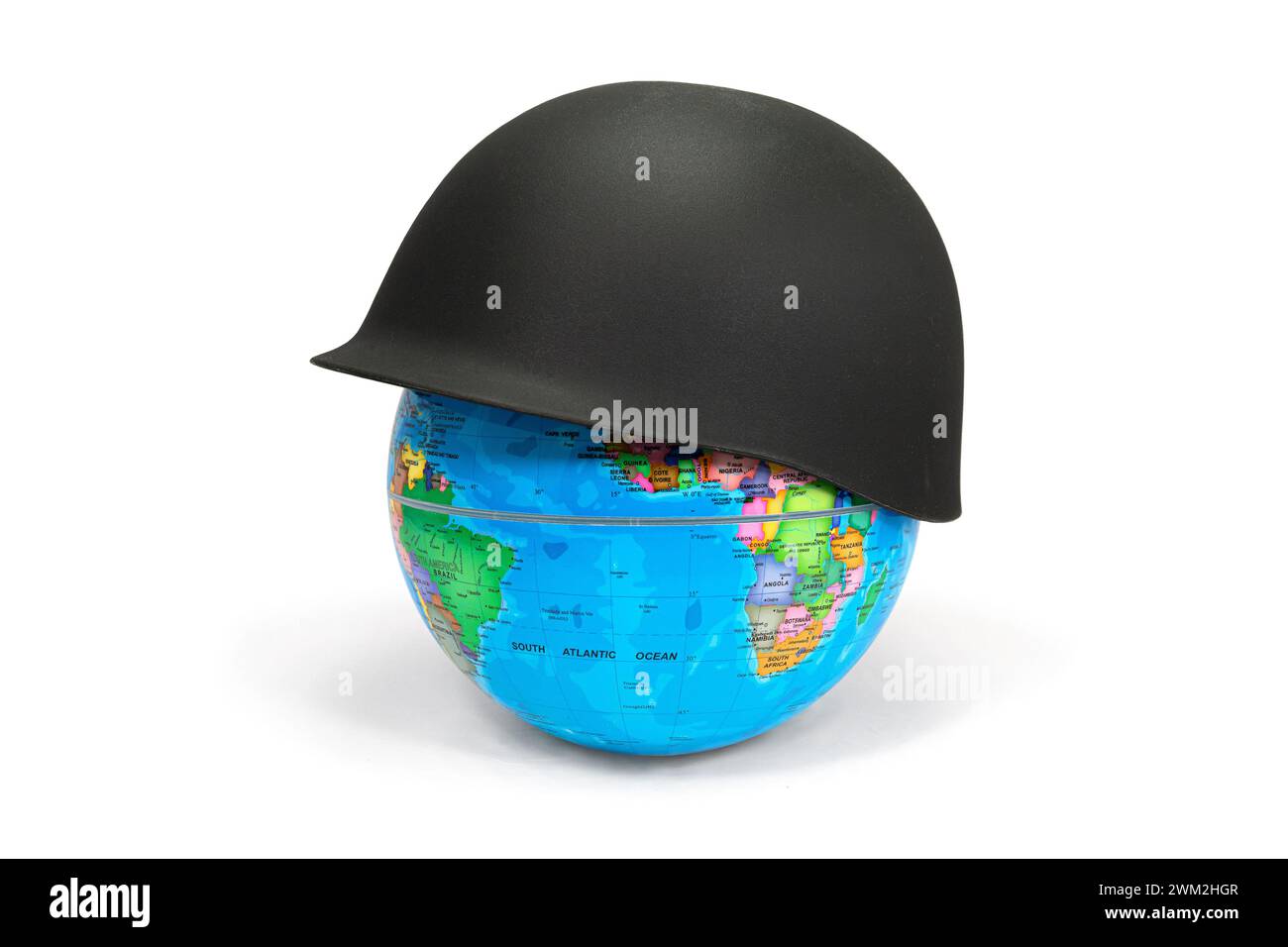 Earth Globe mit einem Soldatenhelm, wo Sie Afrika und Amerika: Krieg sehen können. Der Helm des Soldaten symbolisiert Krieg und Kriegskonflikte. Stockfoto
