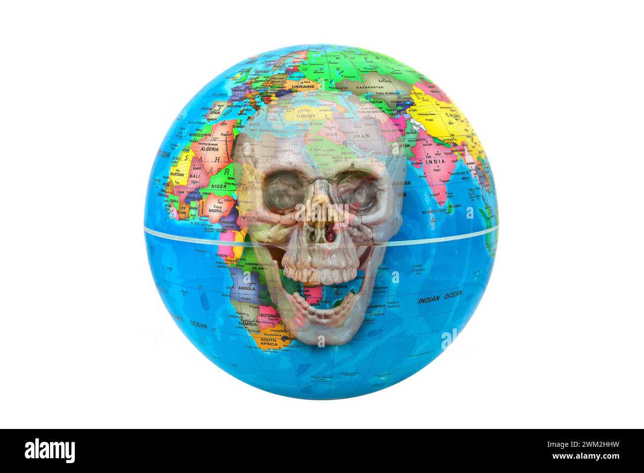 Erdkugel mit einem überlagerten Schädel, wo man Europa, Afrika und Asien sehen kann: Das Konzept des Weltuntergangs. Der Schädel symbolisiert die Katastrophen Stockfoto
