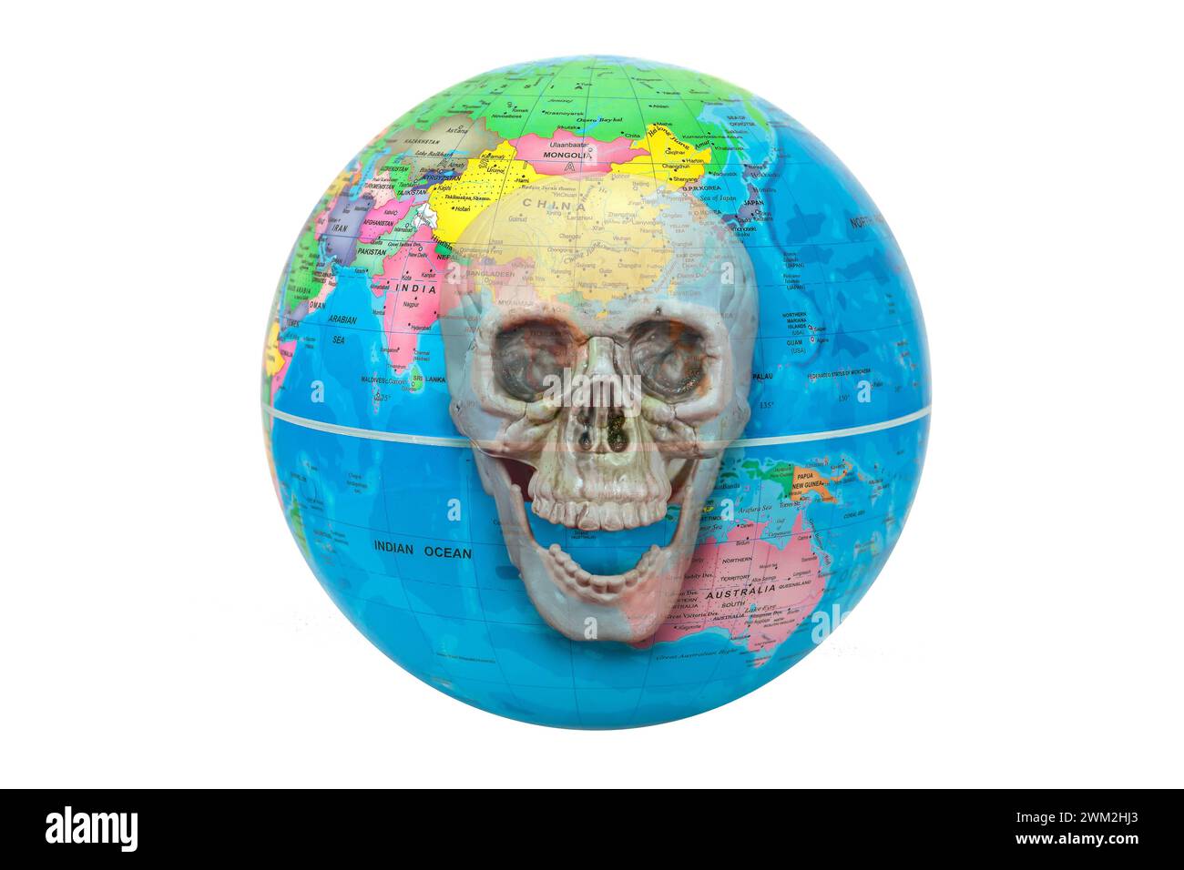 Erdkugel mit einem überlagerten Schädel, wo Sie Asien und Australien sehen können: Das Konzept des Weltuntergangs. Der Schädel symbolisiert die Katastrophen. Stockfoto