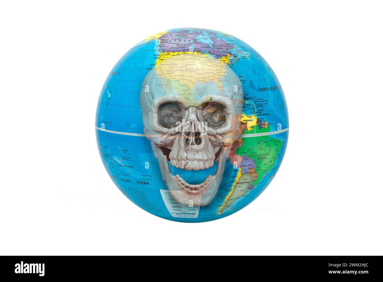 Erdkugel mit einem überlagerten Schädel, wo man Amerika sehen kann: Das Konzept des Weltuntergangs. Der Schädel symbolisiert die Katastrophen und Katastrophen Stockfoto