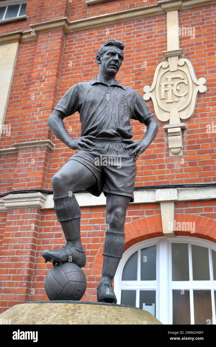 Statue von Johnny Haynes (1934–2005), Fulhams berühmtester Spieler, vor dem Craven Cottage Stadion Stockfoto