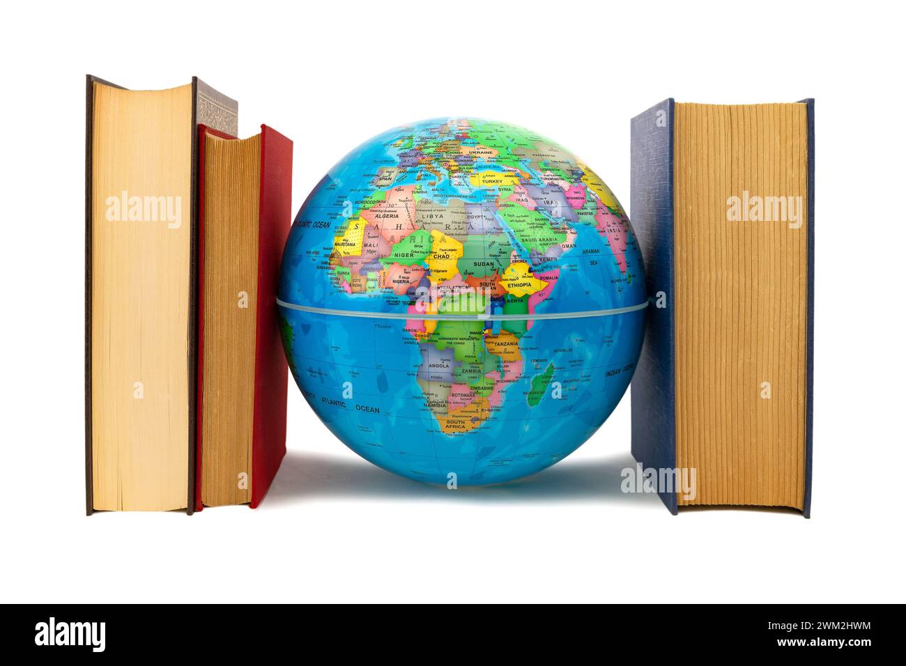 Globo escoltado por libros donde se puede ver África y Europa: Concept de Protección y defensa. Los libros flanquean la Tierra como defensa. Stockfoto