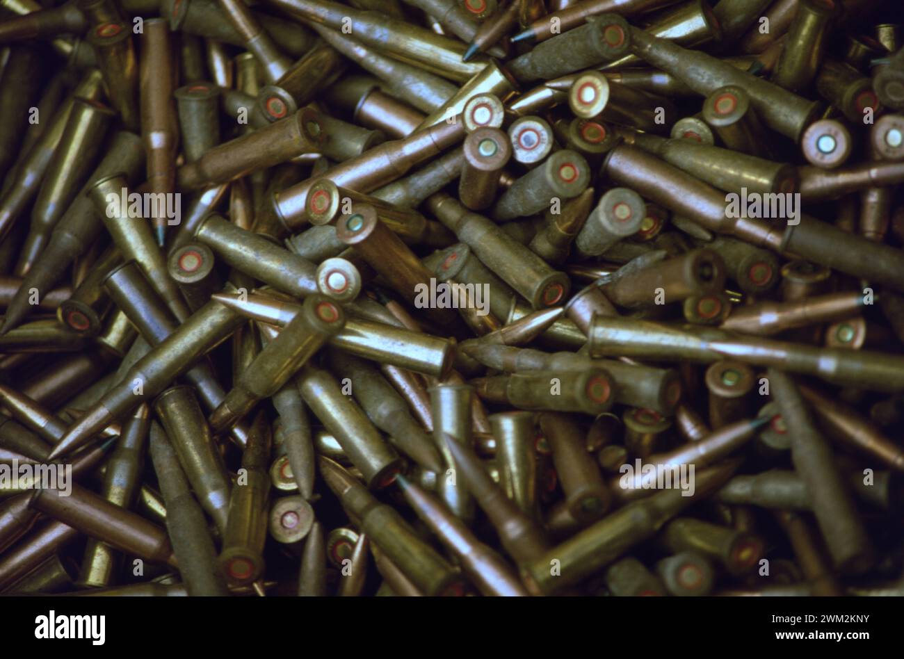 März 1991 Munition der irakischen Armee AK-47 Kalaschnikow (Geschosse im Kaliber 7,62) in einer Kiste an der Meeresfront in Kuwait-Stadt. Stockfoto