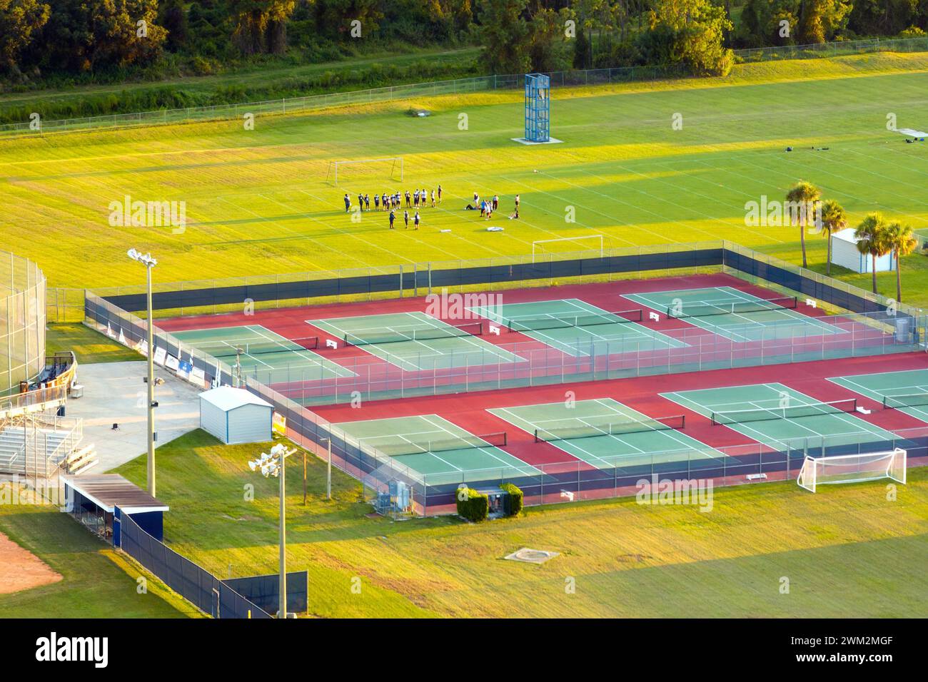 Neue Tennisstadien auf dem öffentlichen Schulhof im ländlichen Florida. Open Air Ballpark amerikanische Sportinfrastruktur. Stockfoto