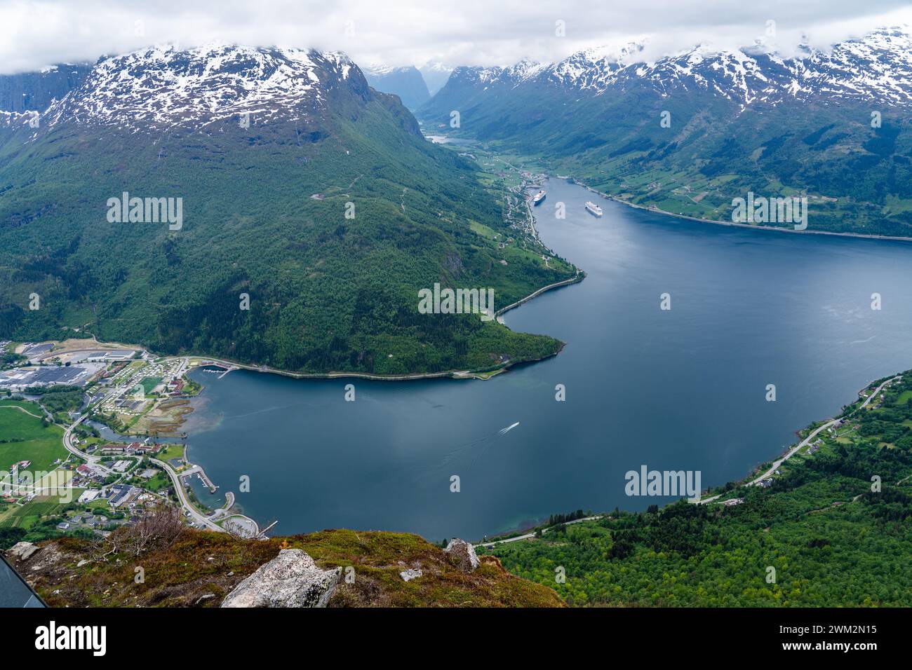 Malerische Aussicht vom Gipfel des Loen Skylift auf Nordfjord und Olden, Norwegen Stockfoto