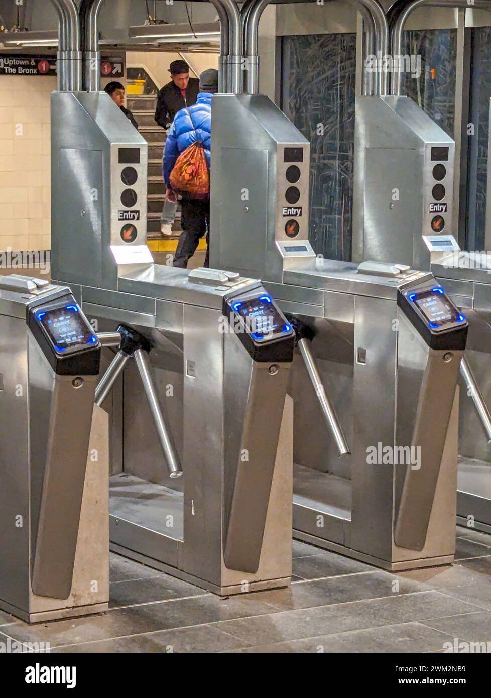 New York City, NY - 18. Februar 2024: U-Bahn-Eingang in New York mit neuem ONMY-Zahlungssystem Stockfoto