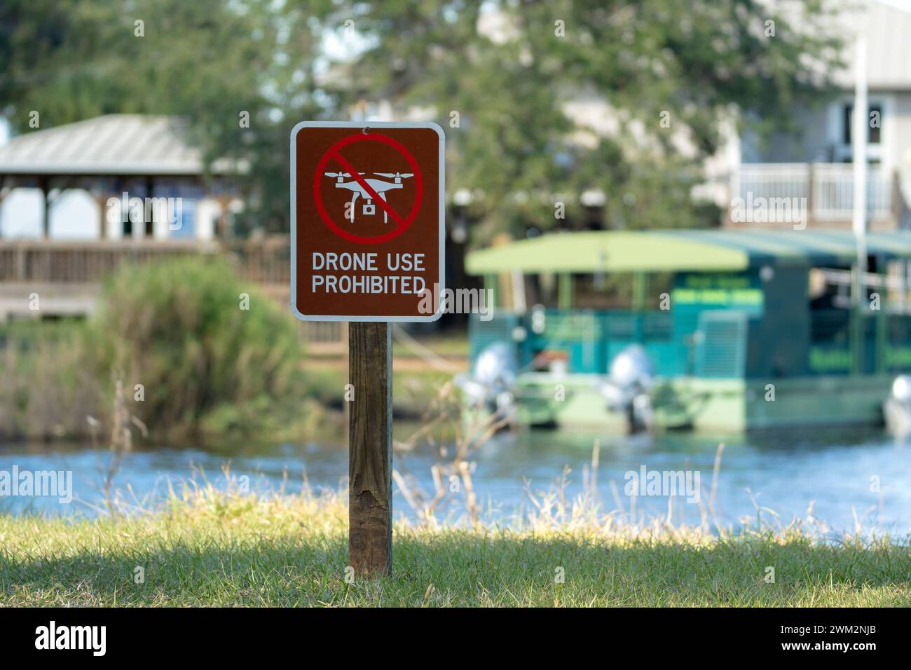 Schild, das den Einsatz von Quadcoptern im Nationalpark verbietet. Warnhinweis zur Verwendung von UAS. Stockfoto