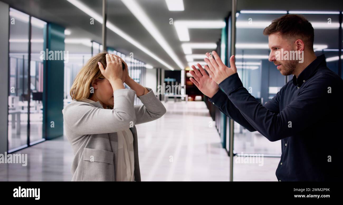 Bürostreit Und Streit. Mann-Frau-Konflikt Stockfoto
