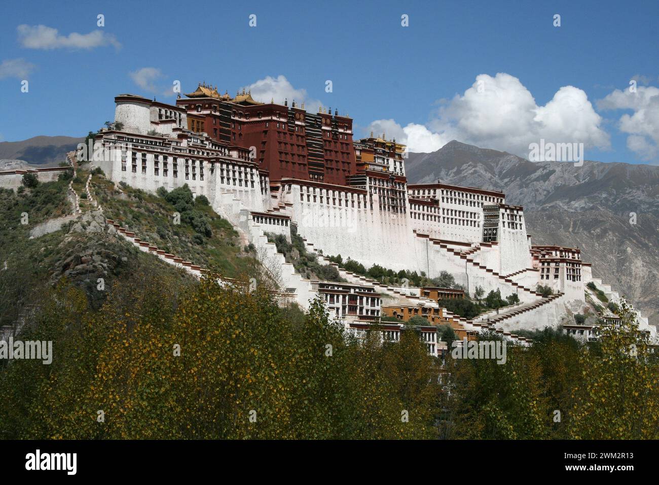 Der Potala-Palast ist eine Dzong-Festung in Lhasa, der Hauptstadt der Autonomen Region Tibet in China und war der Winterpalast der Dalai Lamas. Stockfoto