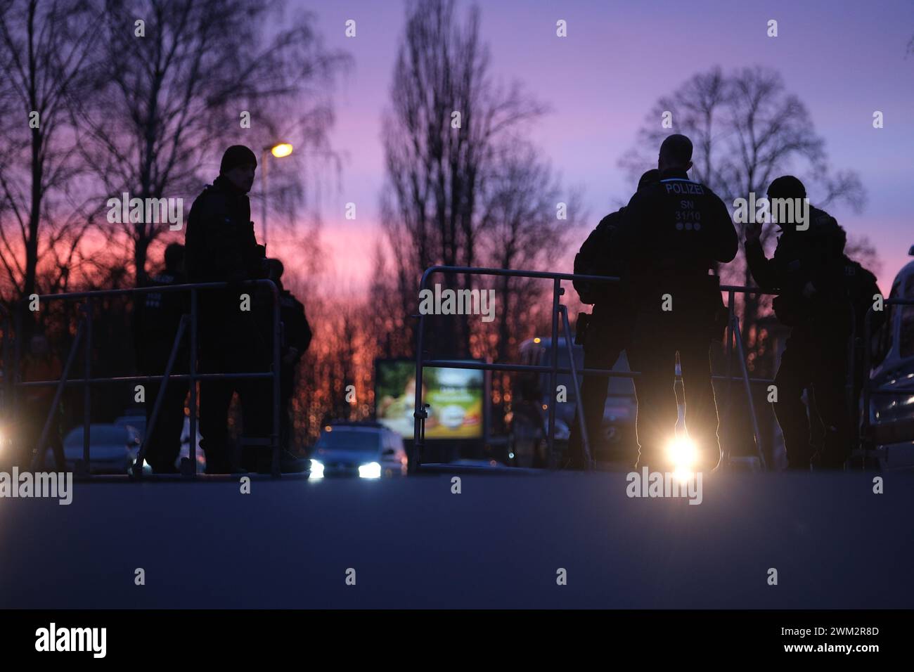 Chemnitz, Deutschland. Februar 2024. Polizeibeamte sichern den Aufführungsort von Martin Sellner, rechter Aktivist aus Österreich, bei einer Kundgebung der Identitären Bewegung. Quelle: Sebastian Willnow/dpa/Alamy Live News Stockfoto