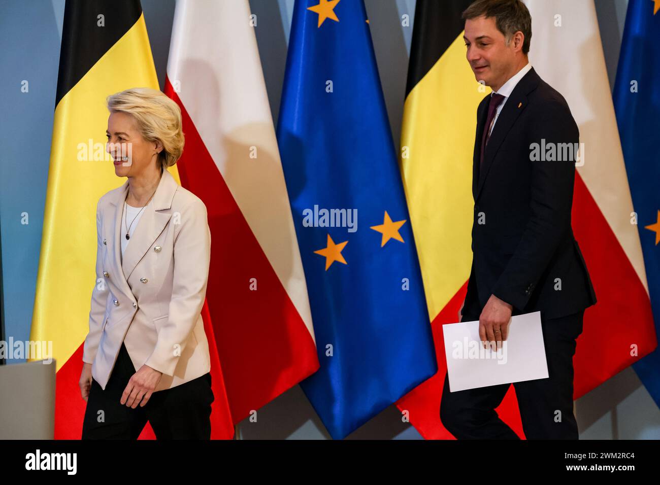 Warschau, Polen, 23. Februar 2024. Der belgische Premierminister Alexander de Croo und die Präsidentin der Europäischen Kommission, Ursula von der Leyen, kommen nach trilateralen Gesprächen in der Absage des Premierministers in der Ujazdowska-Straße in Warschau, der Hauptstadt Polens, zum Pressetext. Die EU-kommission erklärt in der Erklärung, die finanzielle Unterstützung der Europäischen Union für den so genannten nationalen Wiederaufbauplan für Polen freizugeben. Sie sprechen auch über die europäische Verteidigung angesichts der russischen Aggression in der Ukraine. Quelle: Dominika Zarzycka/Alamy Live News. Stockfoto