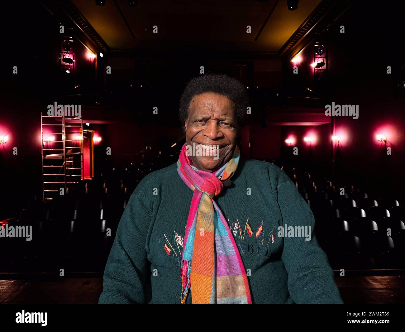 22.02.2024 Winterthur, Schweiz,Europa: Entertainer Legende Roberto Blanco 86 auf der Bühne im Casino-Theater Winterthur. Im Rahmen einer Tour an mehreren Spielstätten in der Schweiz steht der berühmte Schlagerstar in den kommenden Monaten in der Theater-Komödie MONSIEUR CLAUDE UND SEINE TÖCHTER auf der Bühne. Promi, VIP, Privat, Portrait, Mimik *** 22 02 2024 Winterthur, Schweiz,Europa Entertainer Legende Roberto Blanco 86 auf der Bühne im Casino Theater Winterthur im Rahmen einer Tour an mehreren Orten in der Schweiz wird der berühmte Popstar in den kommenden Monaten im Theater com auf der Bühne stehen Stockfoto