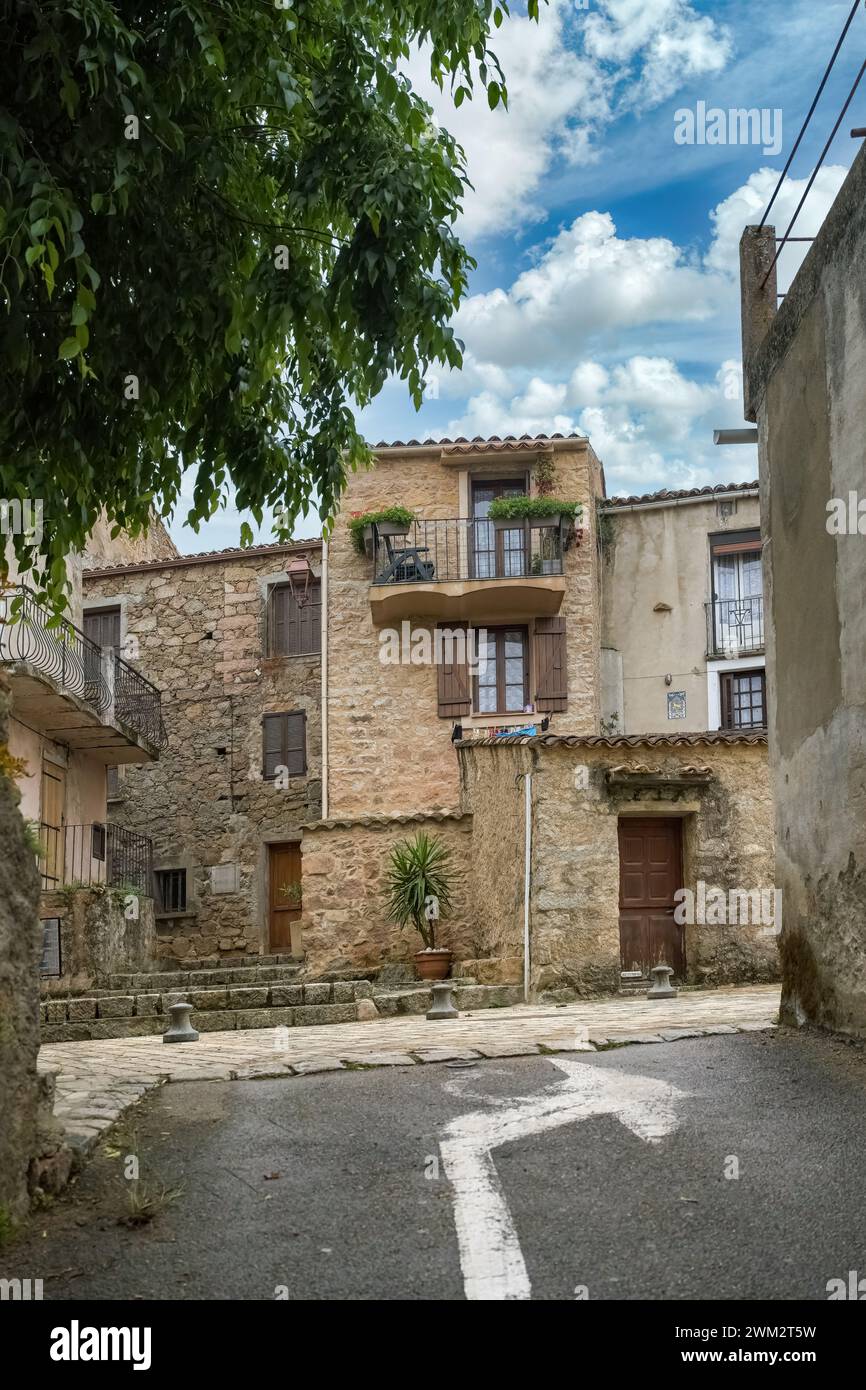 Piana Dorf auf Korsika, alte Häuser, in einer typischen Straße Stockfoto
