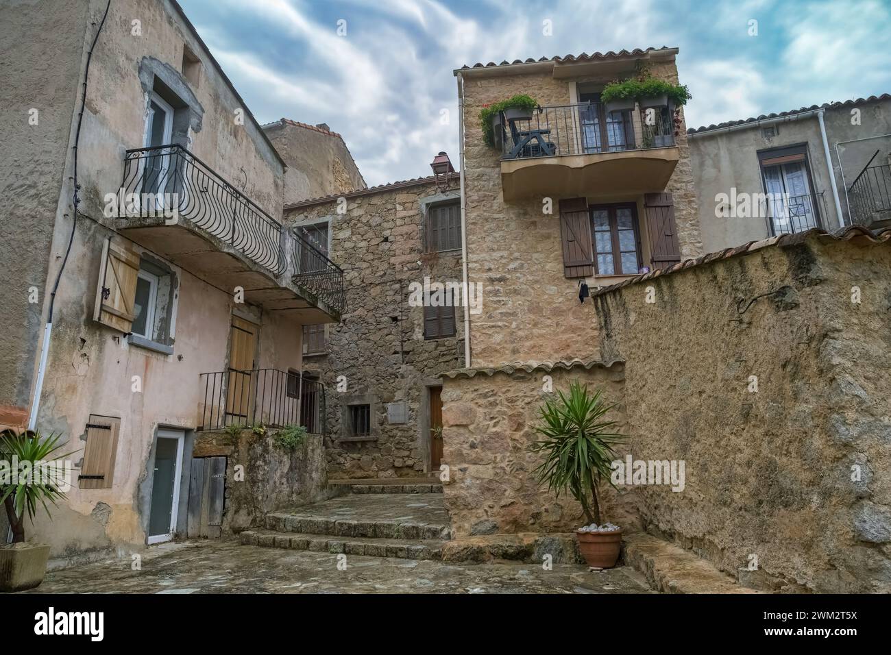 Piana Dorf auf Korsika, alte Häuser, in einer typischen Straße Stockfoto