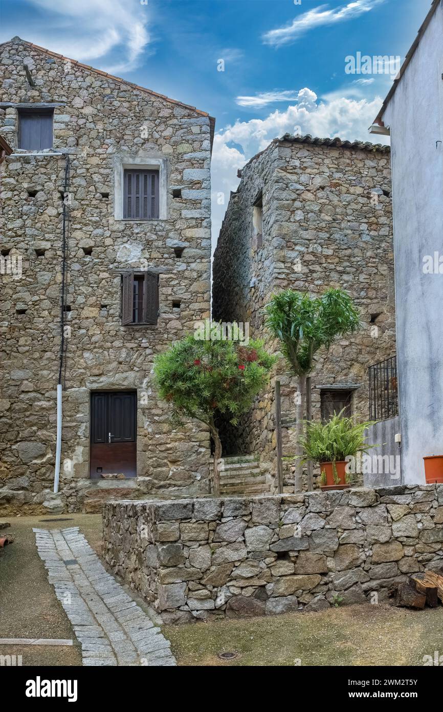 Piana Dorf auf Korsika, alte Häuser, in einer typischen Straße Stockfoto