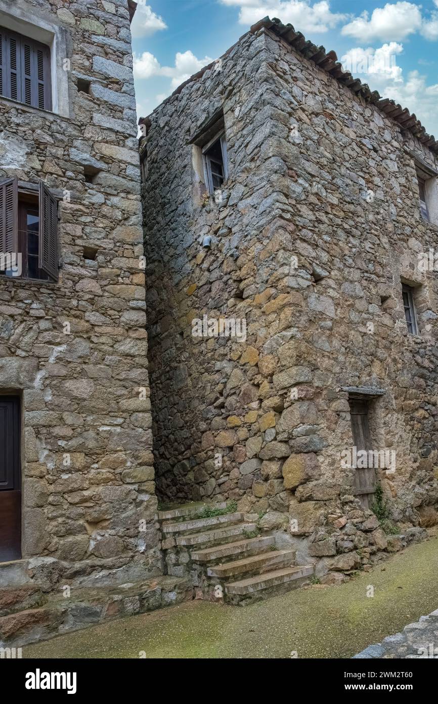 Piana Dorf auf Korsika, alte Häuser, in einer typischen Straße Stockfoto