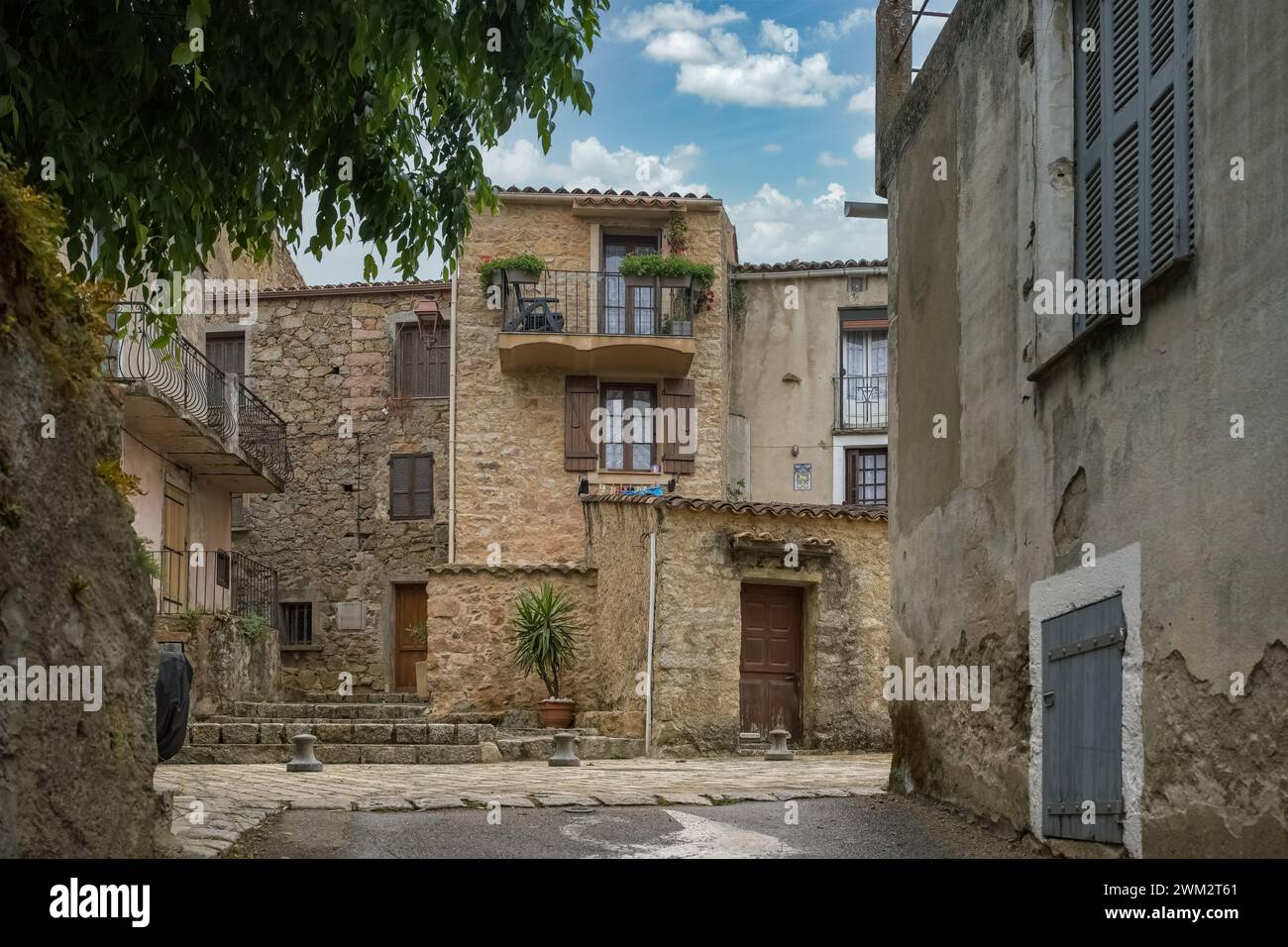 Piana Dorf auf Korsika, alte Häuser, in einer typischen Straße Stockfoto