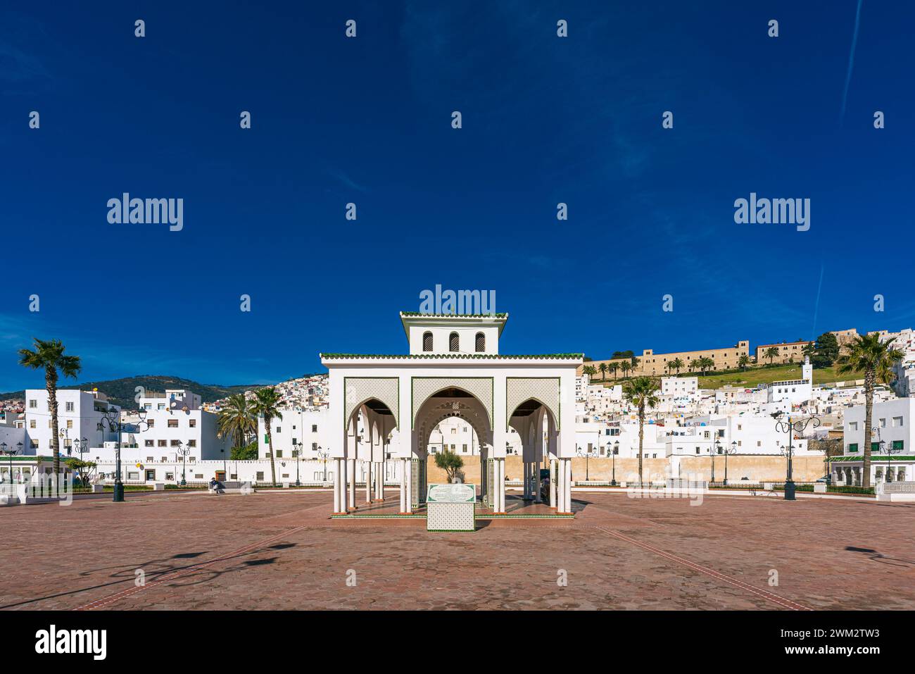 Place Feddan, Stadtplatz mit markanter Architektur in Tetouan, Marokko, Nordafrika Stockfoto