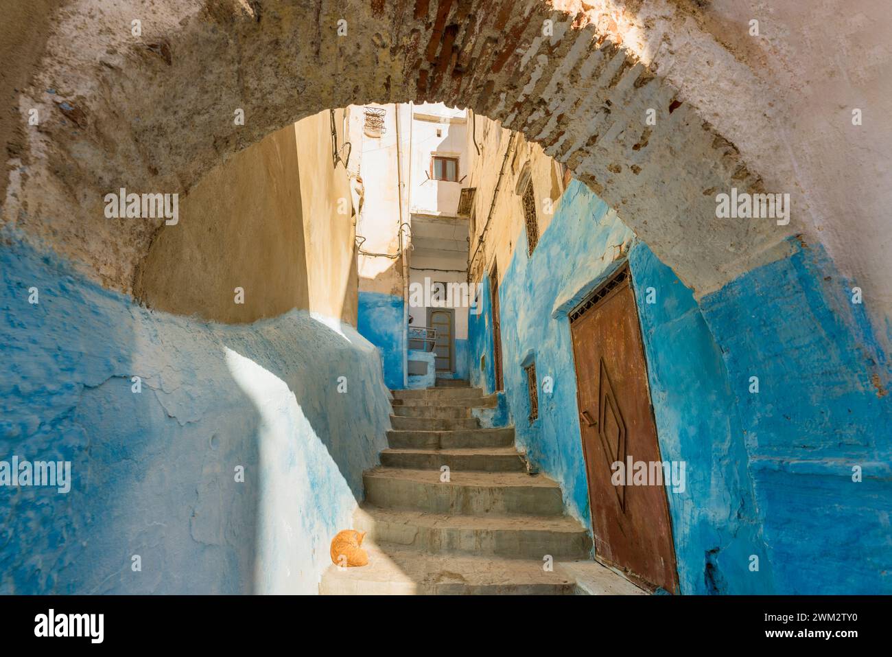 Blick auf eine malerische Straße in Blau mit Stufen und Bögen in einer alten Medina von Tetouan, Marokko, Nordafrika Stockfoto