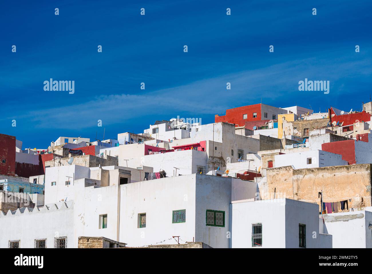 Architektur in Nordafrika, eine Gruppe von Wohngebäuden im traditionellen Stadtteil Tetouan, Marokko Stockfoto