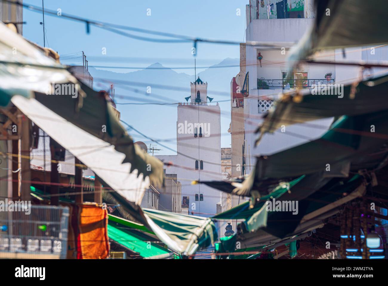 Malerischer Blick auf eine islamische Stadt in Nordafrika mit einem Minarett, Tetouan Marokko Stockfoto