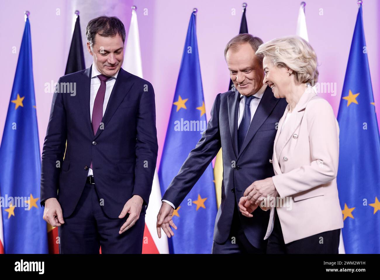 Der polnische Premierminister Donald Tusk begrüßt den belgischen Premierminister Alexander de Croo und die Präsidentin der Europäischen Kommission Ursula von der Leyen zu einem trilateralen Gespräch im polnischen Premierminister in Warschau, der Hauptstadt Polens, am 23. Februar 2024. Stockfoto