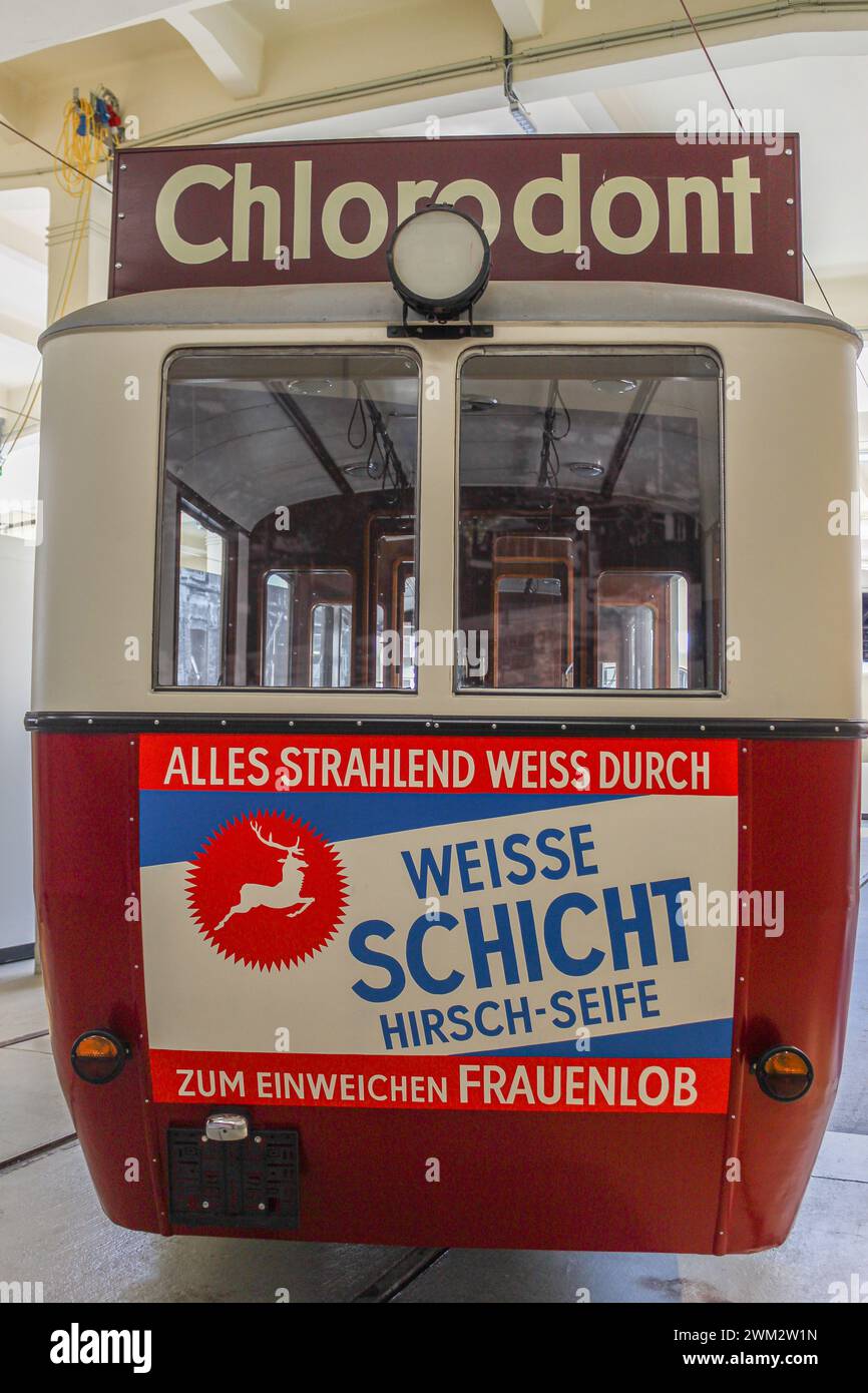 Straßenbahn mit einer alten Waschseifenanzeige, das Verkehrsmuseum der Wiener Linien Stockfoto